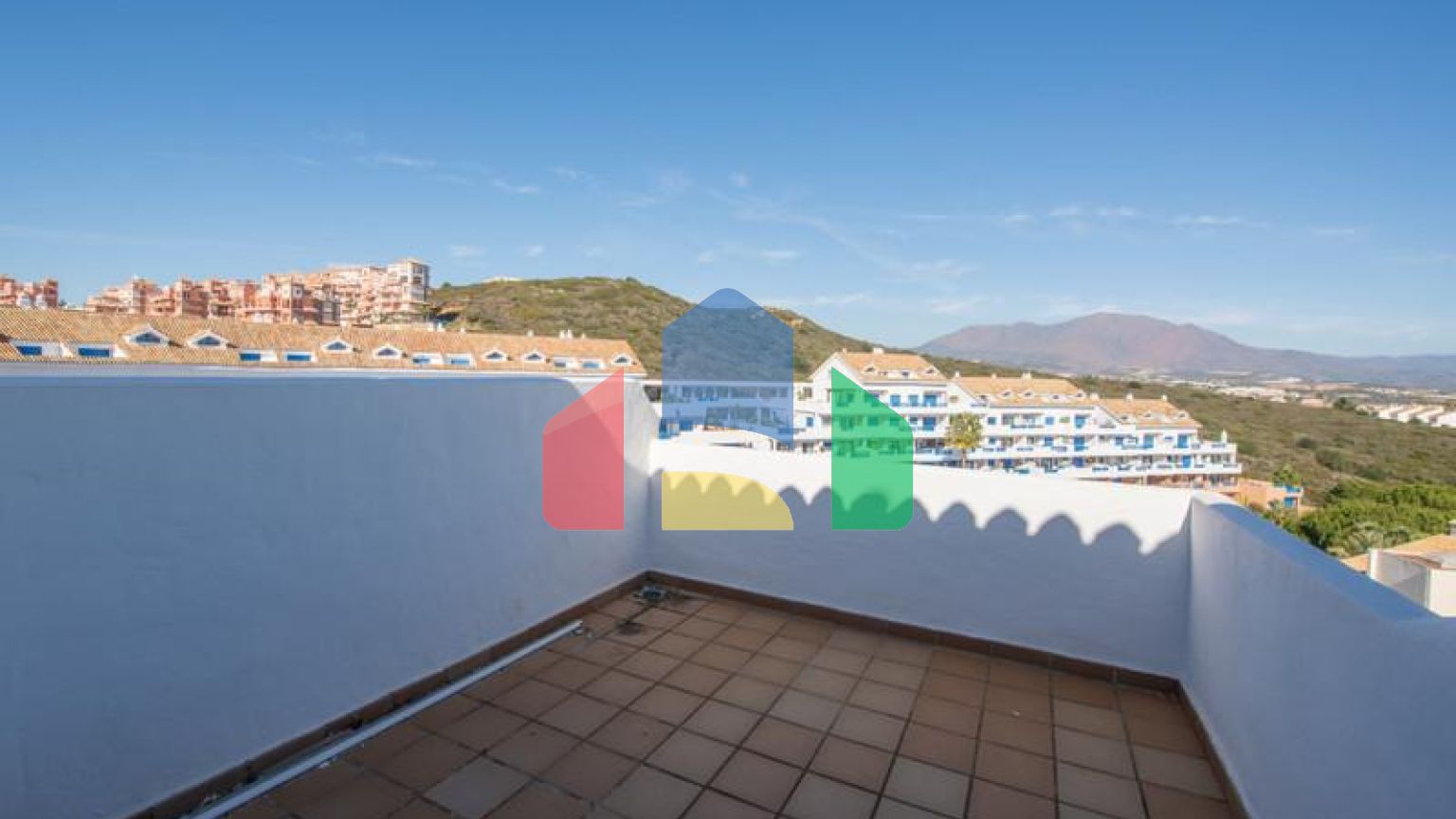 Стильный двухуровневый пентхаус с панорамным видом в Duquesa Golf Gardens