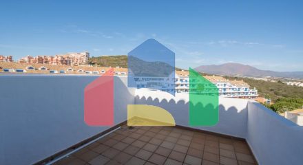 Стильный двухуровневый пентхаус с панорамным видом в Duquesa Golf Gardens