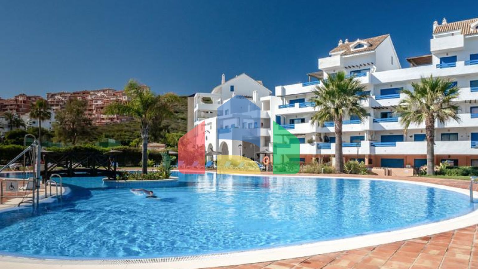 Стильный двухуровневый пентхаус с панорамным видом в Duquesa Golf Gardens