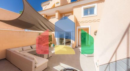 WONDERFUL TOWNHOUSE WITH BEAUTIFUL SEA VIEWS. Located in La Duquesa