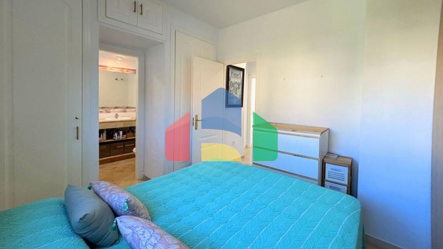 (EN) BEAUTIFUL TOWNHOUSE ON THE COSTA DEL SOL: LUXURY AND COMFORT JUST STEPS FROM THE BEACH