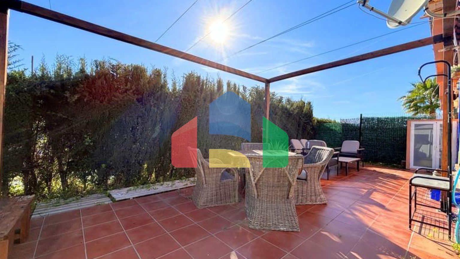 (EN) BEAUTIFUL TOWNHOUSE ON THE COSTA DEL SOL: LUXURY AND COMFORT JUST STEPS FROM THE BEACH