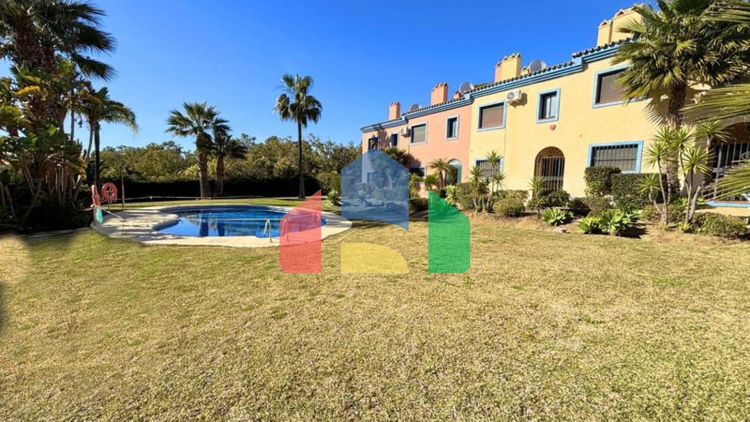 (EN) BEAUTIFUL TOWNHOUSE ON THE COSTA DEL SOL: LUXURY AND COMFORT JUST STEPS FROM THE BEACH