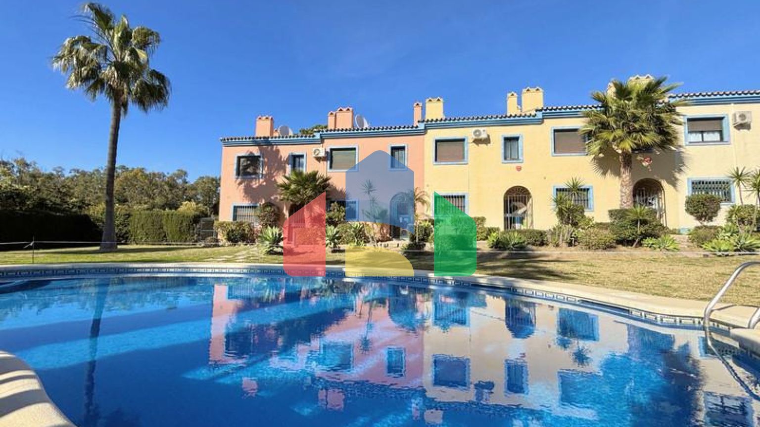 (EN) BEAUTIFUL TOWNHOUSE ON THE COSTA DEL SOL: LUXURY AND COMFORT JUST STEPS FROM THE BEACH