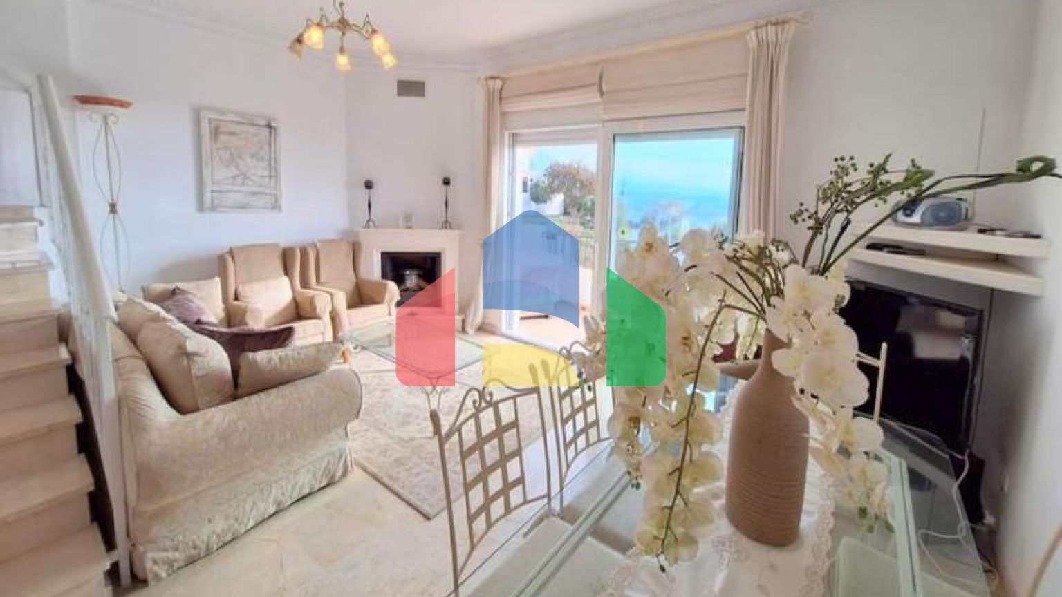 Просторный Таунхаус с Видом на Море в Манильве