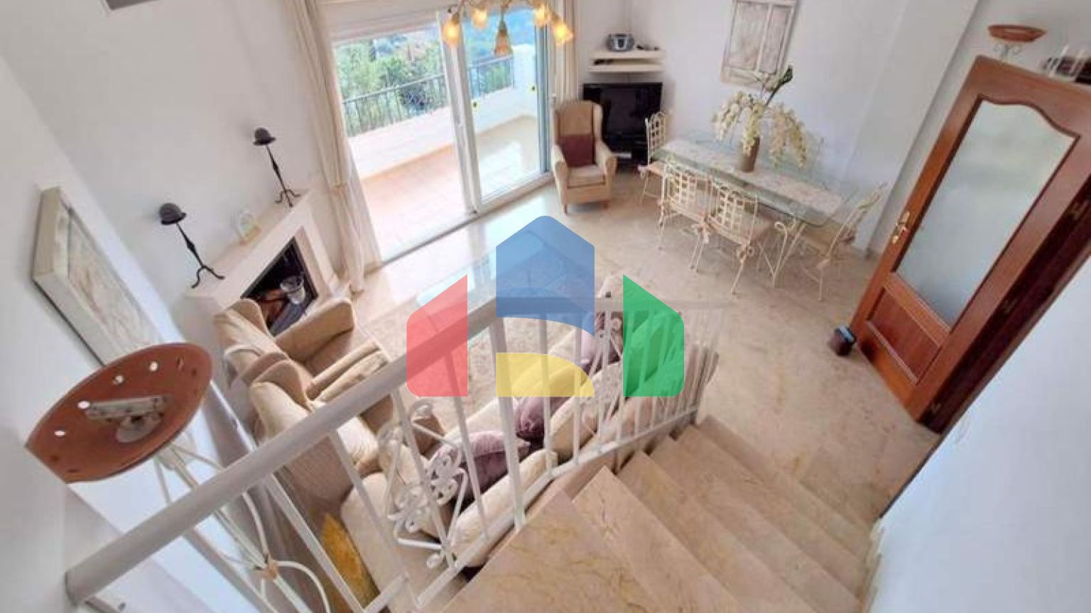 Просторный Таунхаус с Видом на Море в Манильве