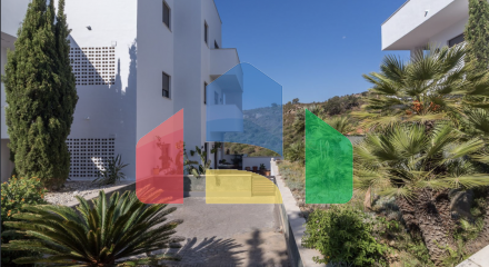 Квартира с 2 спальнями и 2 ванными комнатами с потрясающим видом на море.