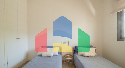 Квартира с 2 спальнями и 2 ванными комнатами с потрясающим видом на море.