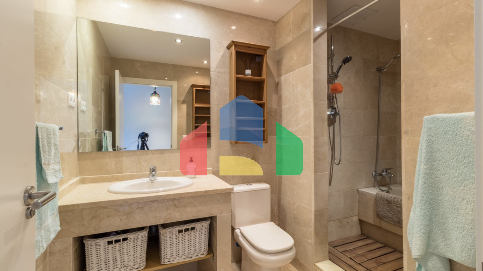 Квартира с 2 спальнями и 2 ванными комнатами с потрясающим видом на море.