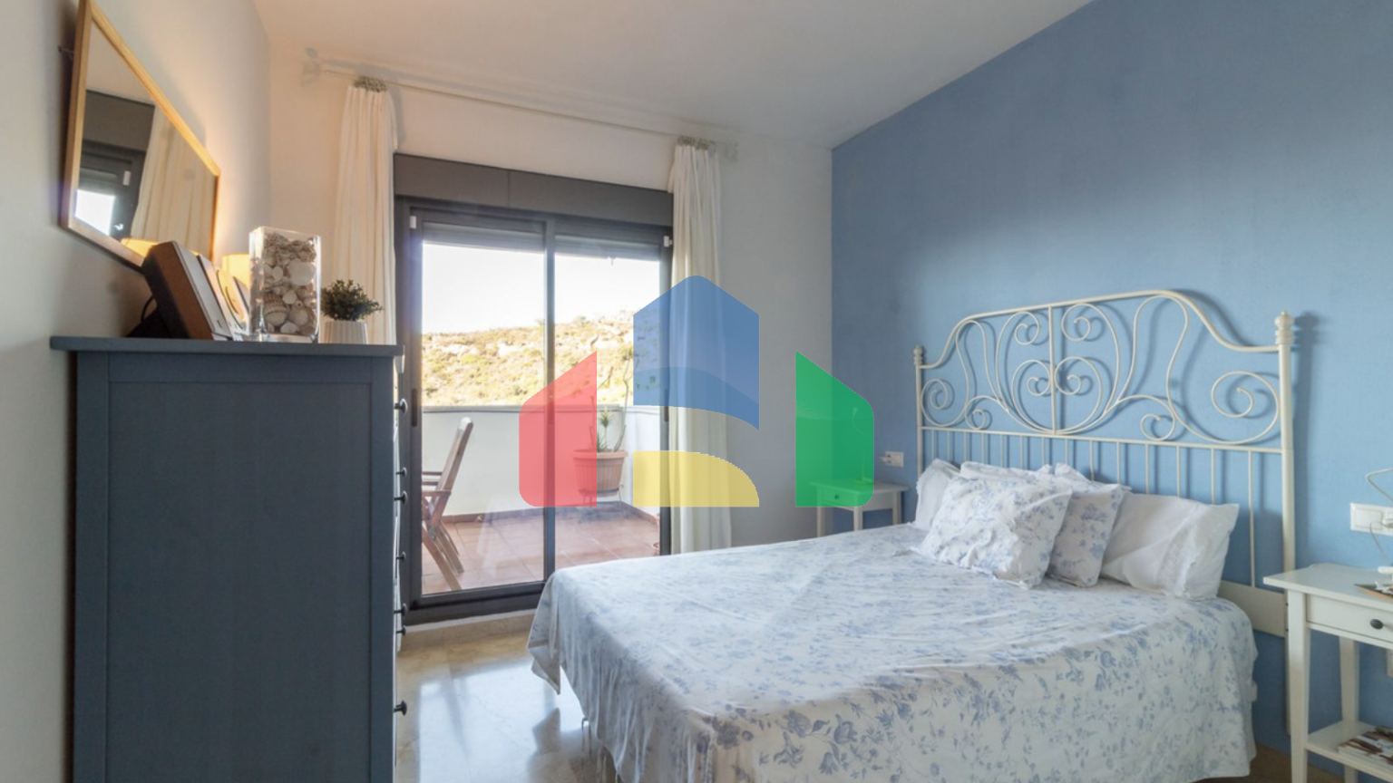 Квартира с 2 спальнями и 2 ванными комнатами с потрясающим видом на море.