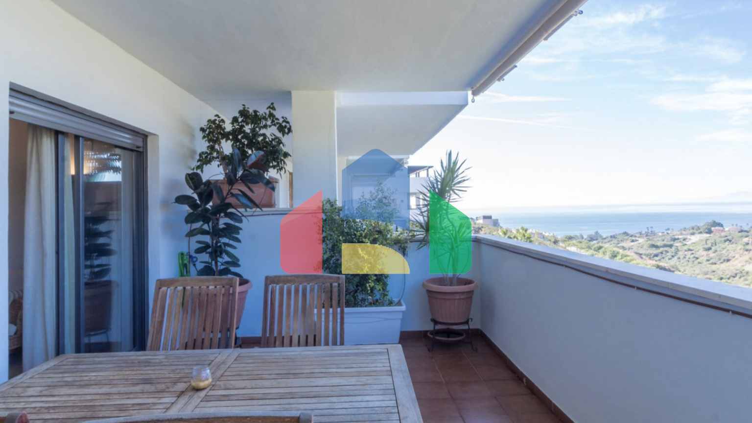 Квартира с 2 спальнями и 2 ванными комнатами с потрясающим видом на море.