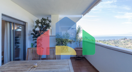 Квартира с 2 спальнями и 2 ванными комнатами с потрясающим видом на море.