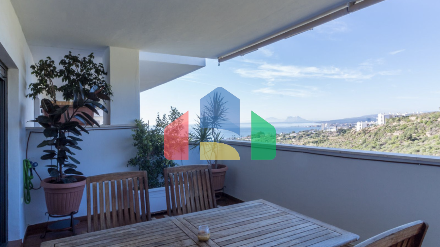 Квартира с 2 спальнями и 2 ванными комнатами с потрясающим видом на море.