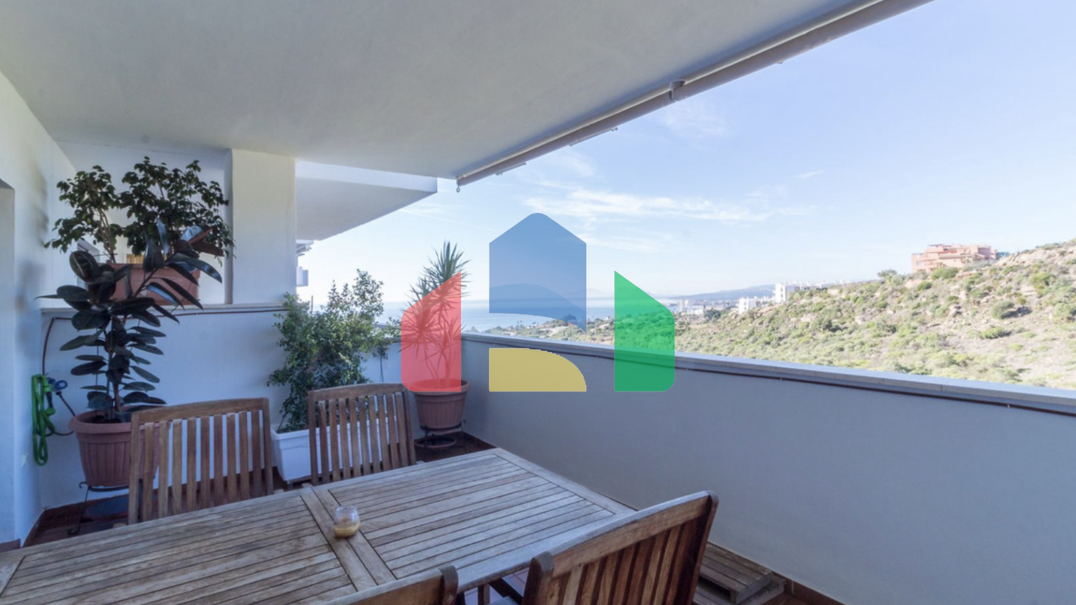 Квартира с 2 спальнями и 2 ванными комнатами с потрясающим видом на море.