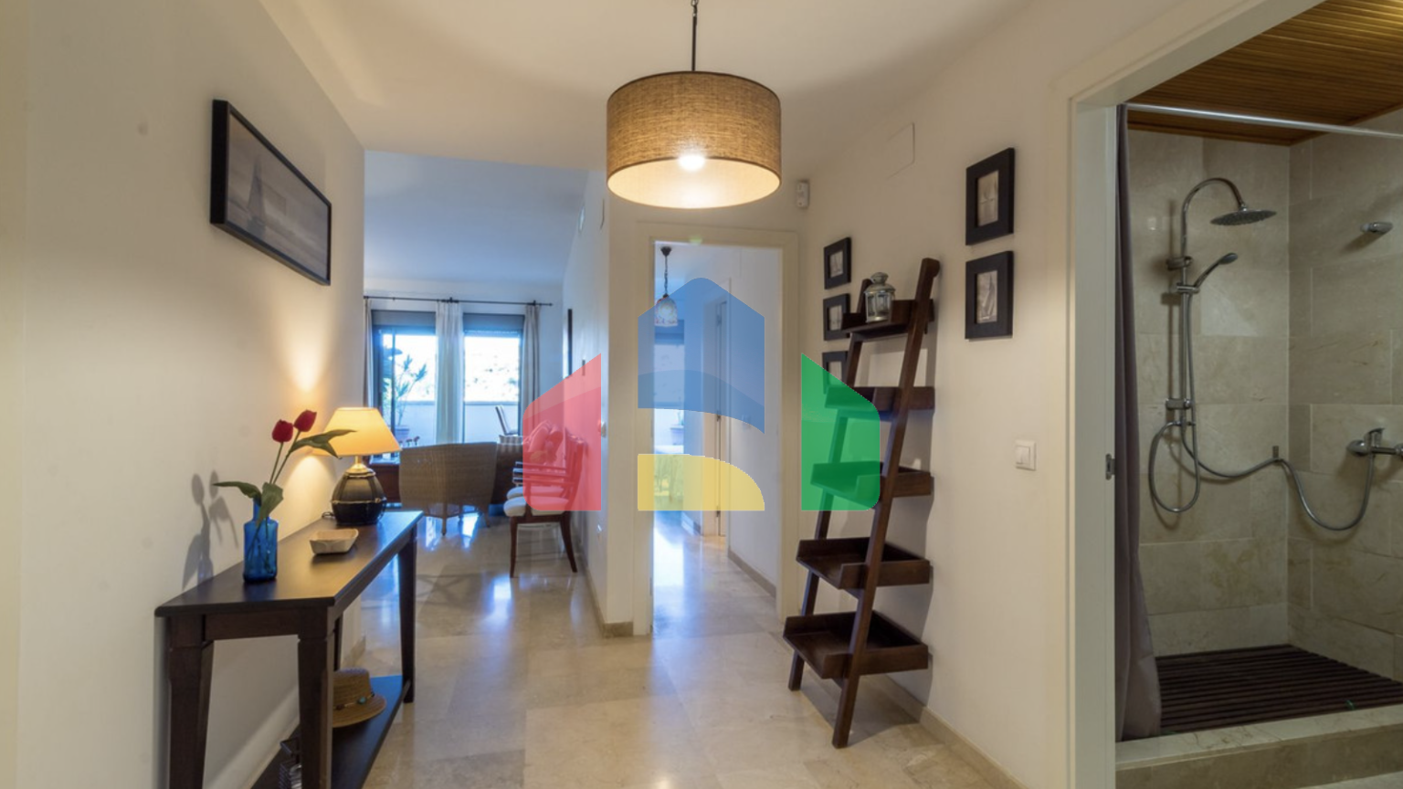 Квартира с 2 спальнями и 2 ванными комнатами с потрясающим видом на море.