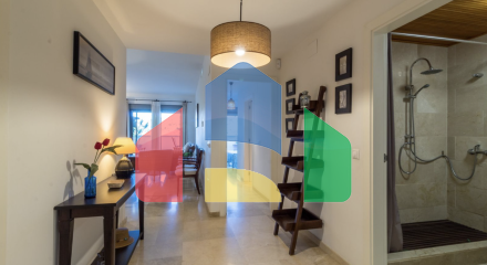 Квартира с 2 спальнями и 2 ванными комнатами с потрясающим видом на море.