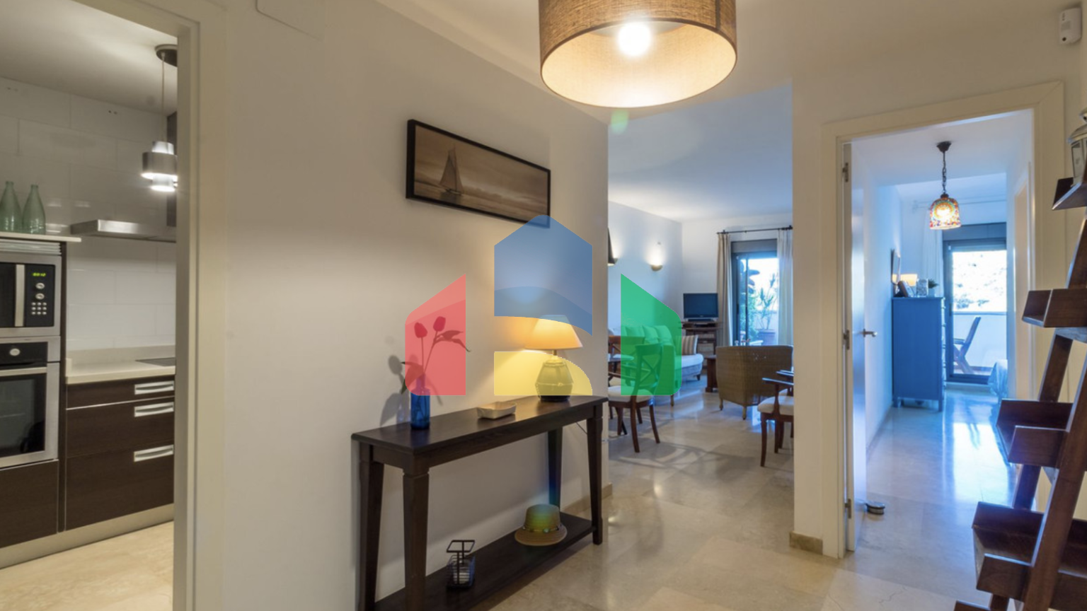 Квартира с 2 спальнями и 2 ванными комнатами с потрясающим видом на море.