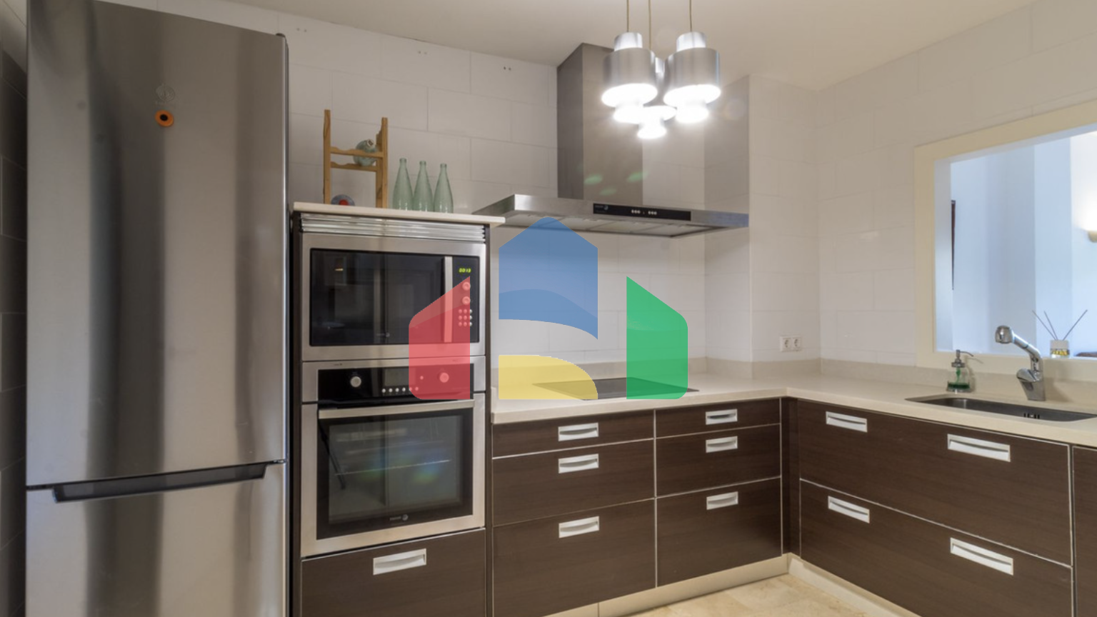 Квартира с 2 спальнями и 2 ванными комнатами с потрясающим видом на море.