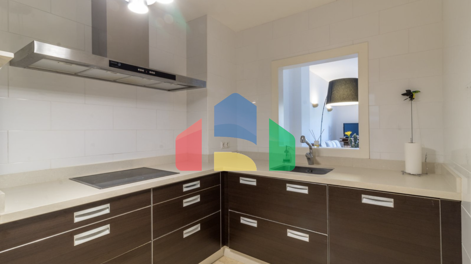 Квартира с 2 спальнями и 2 ванными комнатами с потрясающим видом на море.