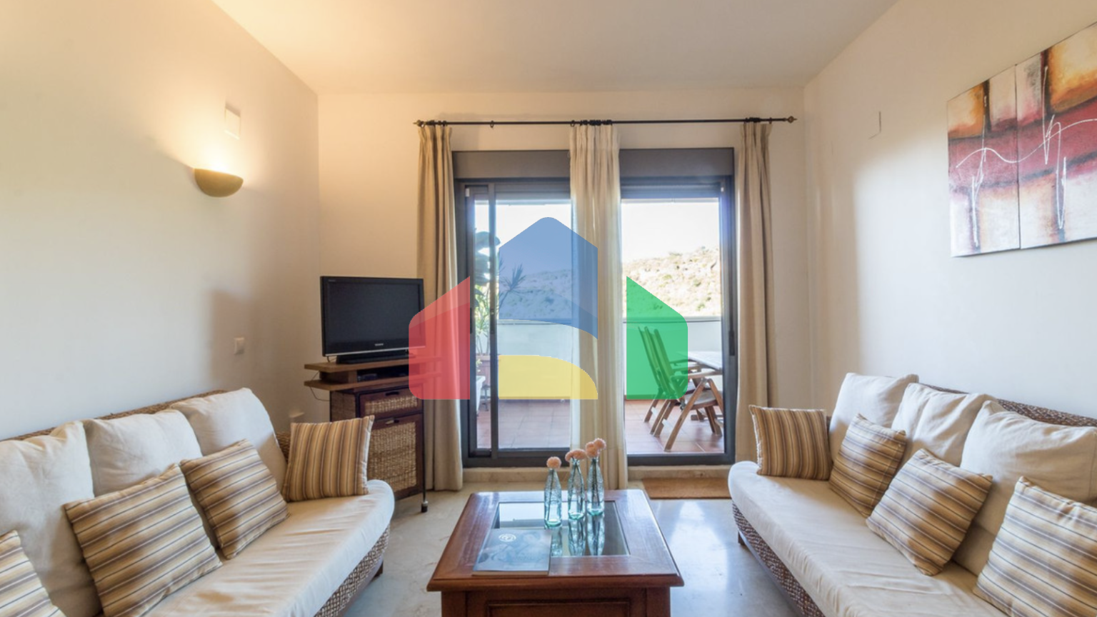 Квартира с 2 спальнями и 2 ванными комнатами с потрясающим видом на море.