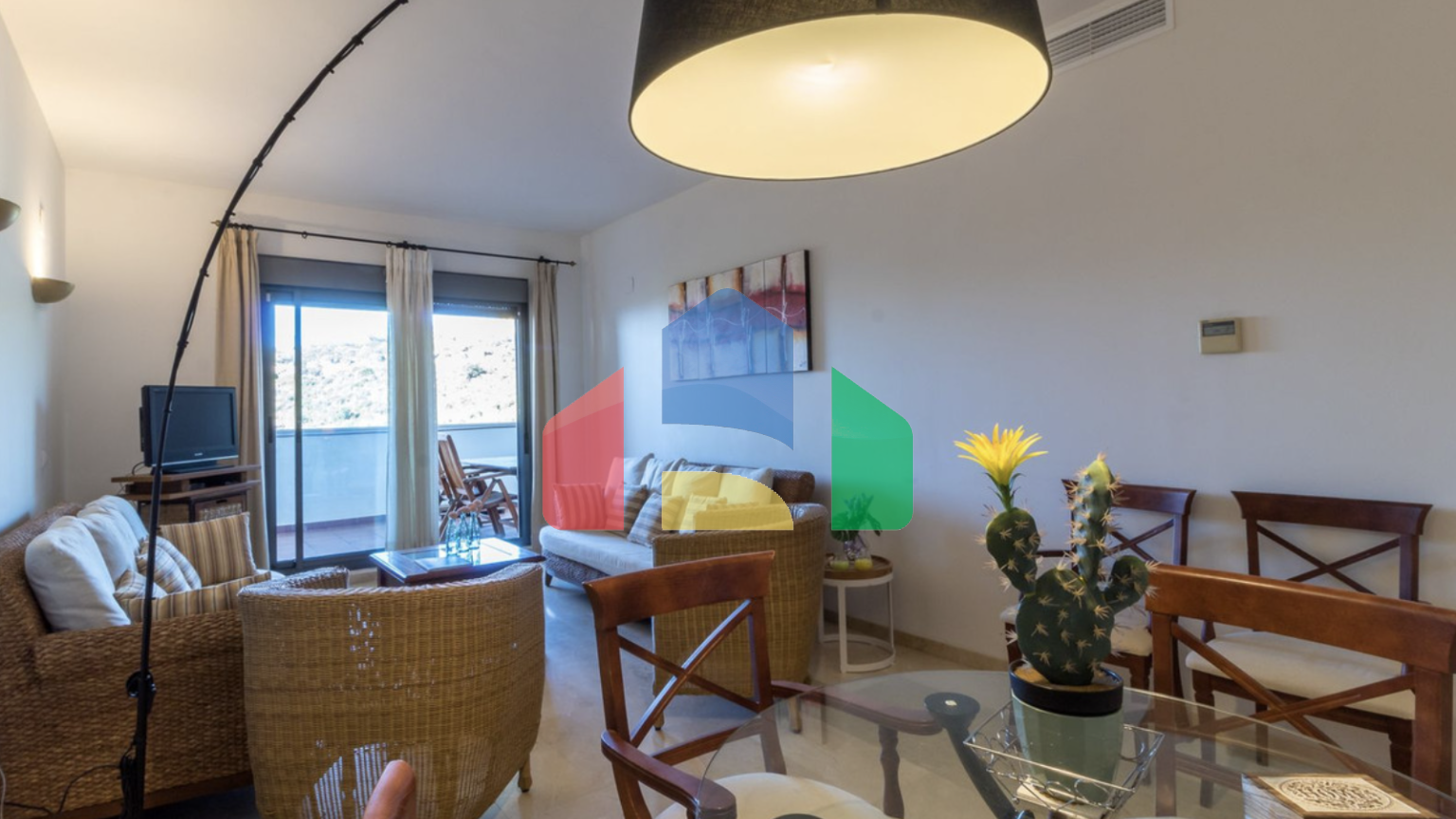 Квартира с 2 спальнями и 2 ванными комнатами с потрясающим видом на море.