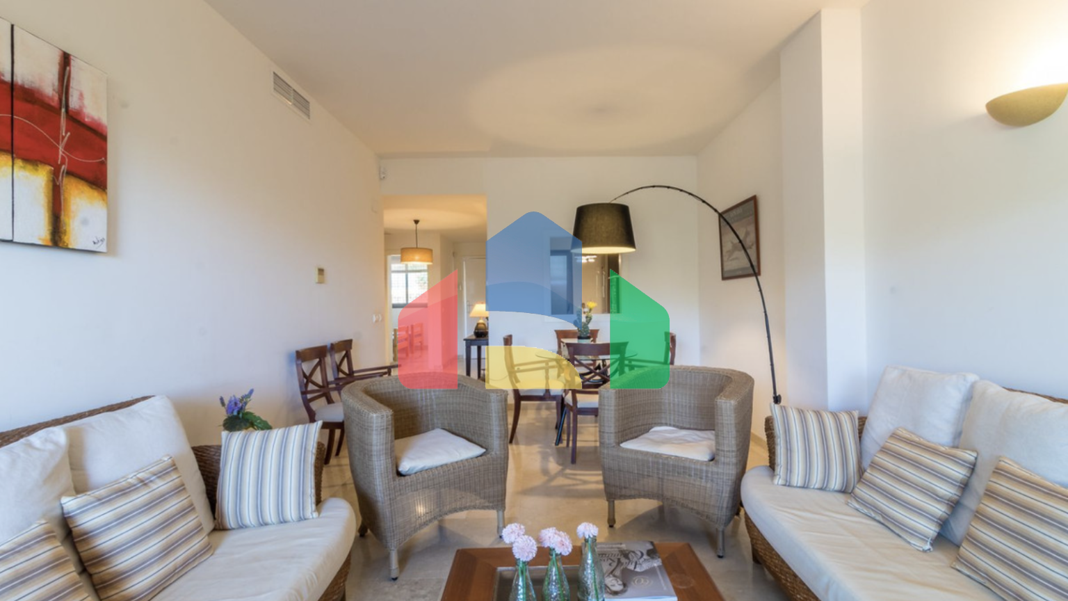 Квартира с 2 спальнями и 2 ванными комнатами с потрясающим видом на море.