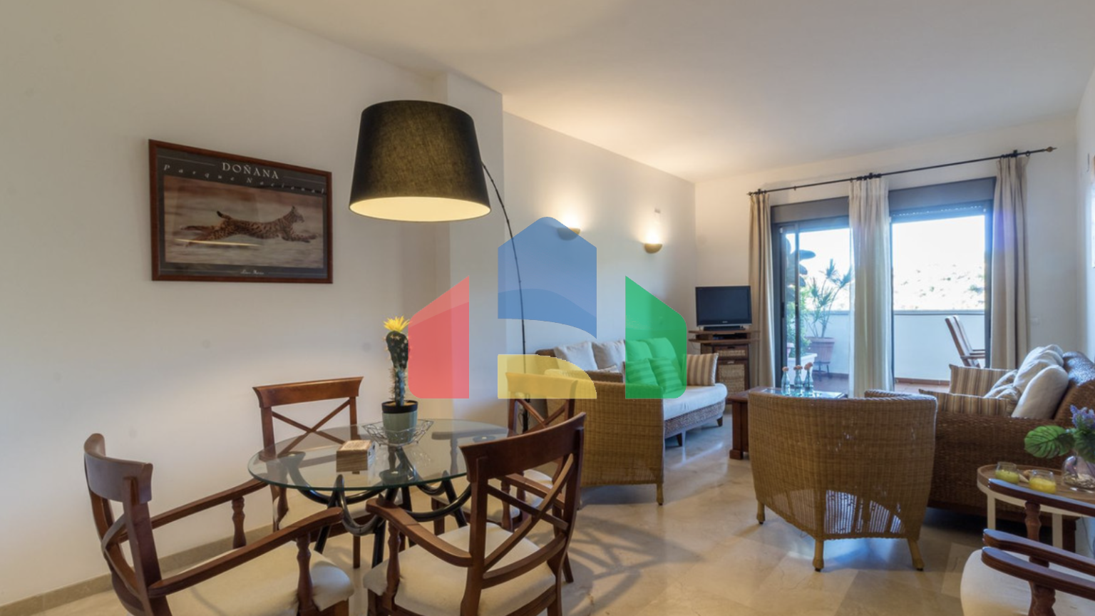 Квартира с 2 спальнями и 2 ванными комнатами с потрясающим видом на море.