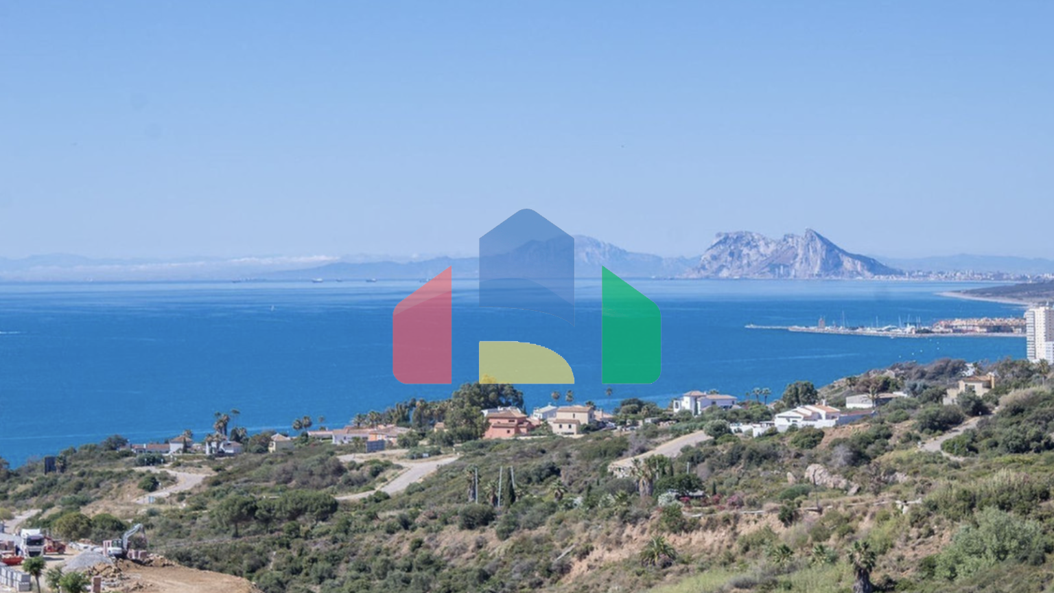 Квартира с 2 спальнями и 2 ванными комнатами с потрясающим видом на море.