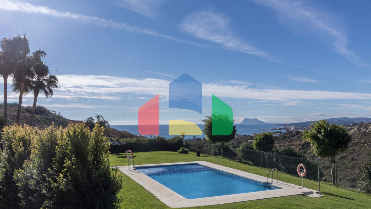 Квартира с 2 спальнями и 2 ванными комнатами с потрясающим видом на море.