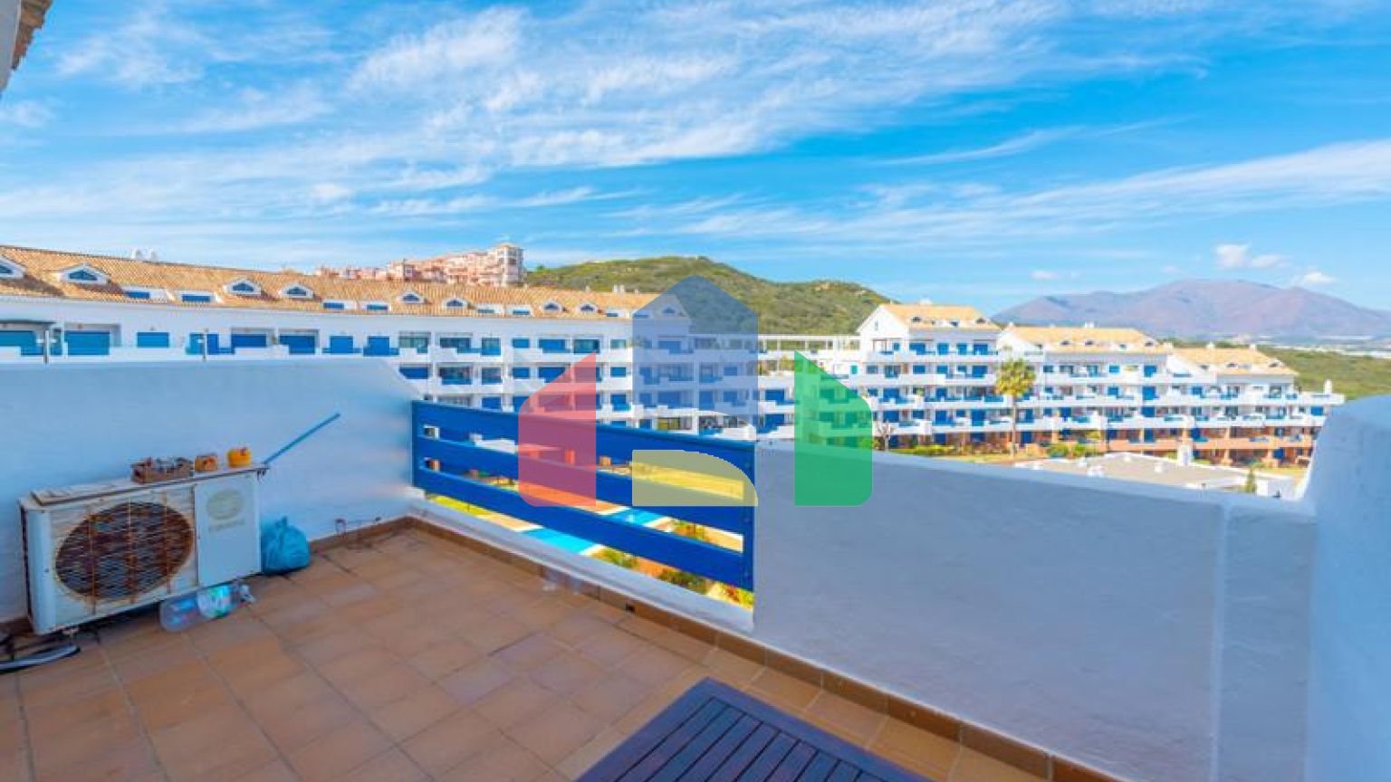 Стильный двухуровневый пентхаус с панорамным видом в Duquesa Golf Gardens