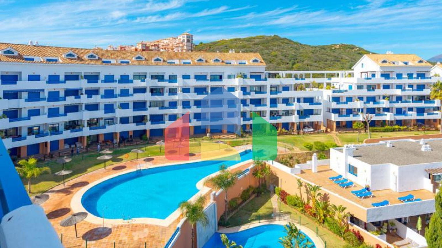 Стильный двухуровневый пентхаус с панорамным видом в Duquesa Golf Gardens