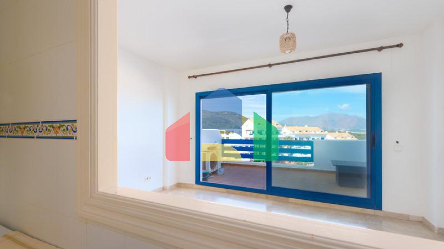 Стильный двухуровневый пентхаус с панорамным видом в Duquesa Golf Gardens