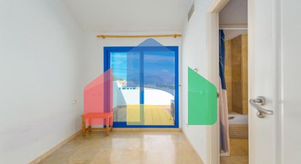 Стильный двухуровневый пентхаус с панорамным видом в Duquesa Golf Gardens