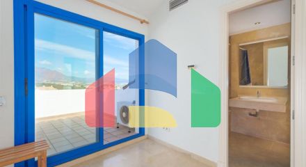 Стильный двухуровневый пентхаус с панорамным видом в Duquesa Golf Gardens