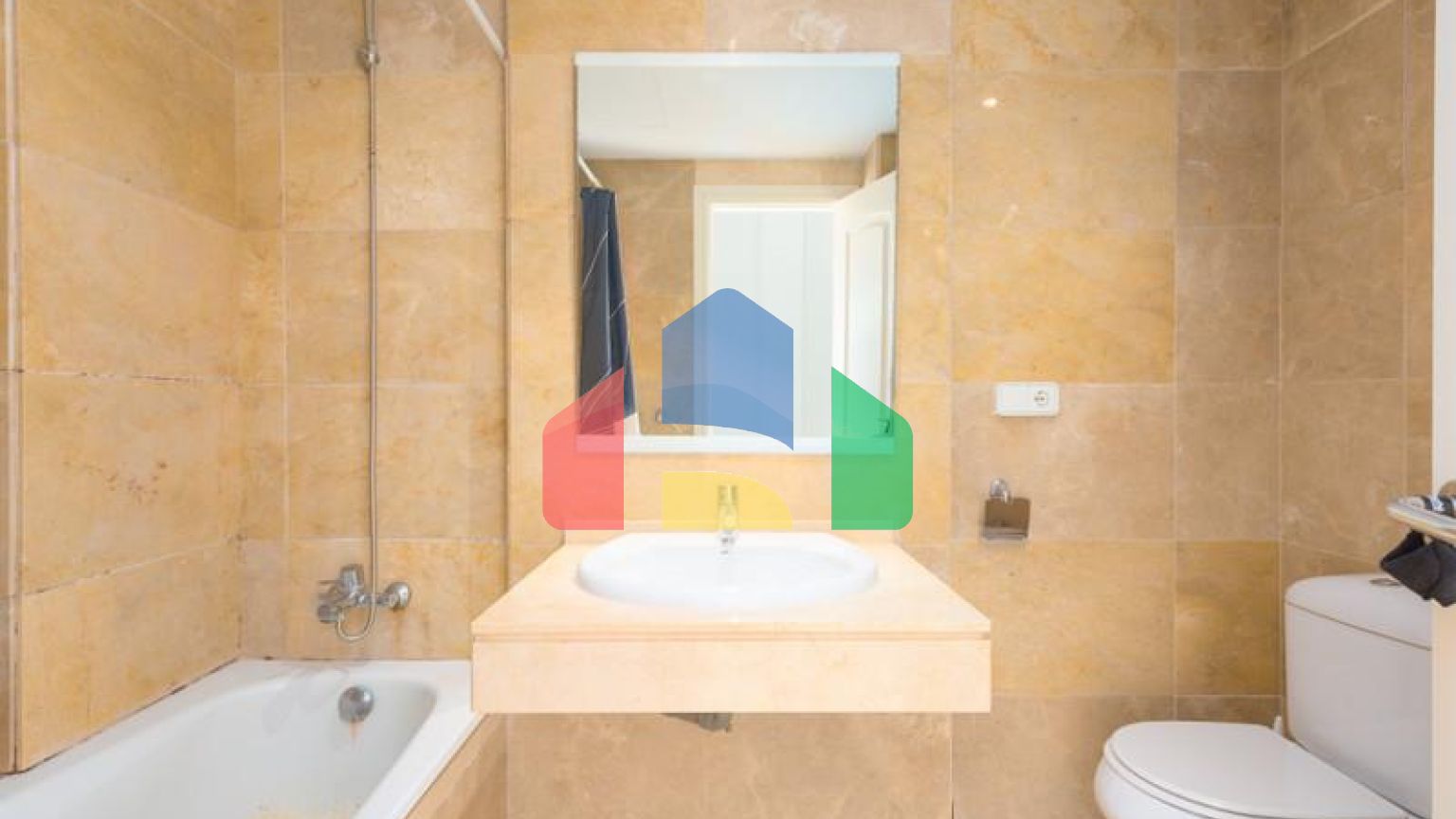 Стильный двухуровневый пентхаус с панорамным видом в Duquesa Golf Gardens