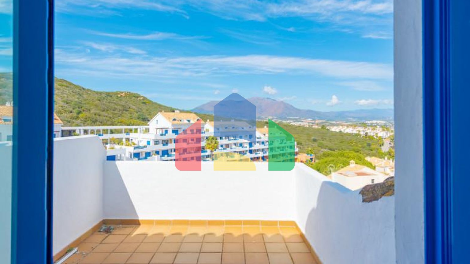 Стильный двухуровневый пентхаус с панорамным видом в Duquesa Golf Gardens