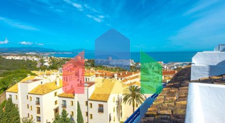 Стильный двухуровневый пентхаус с панорамным видом в Duquesa Golf Gardens