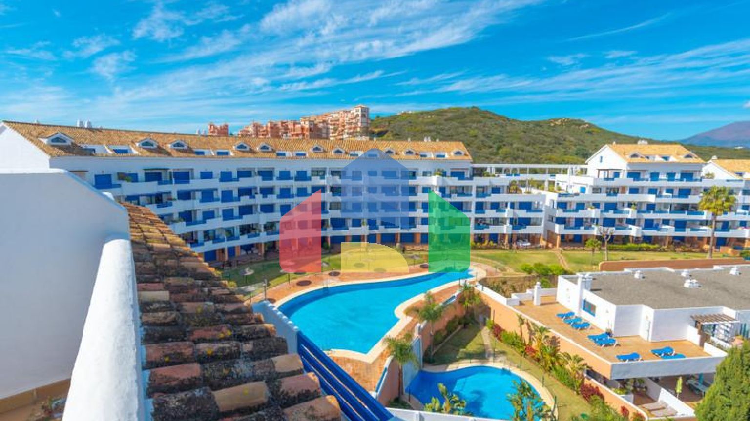 Стильный двухуровневый пентхаус с панорамным видом в Duquesa Golf Gardens