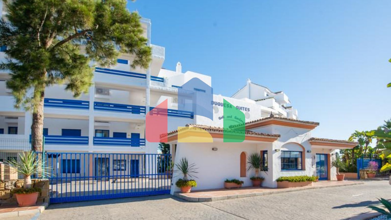 Стильный двухуровневый пентхаус с панорамным видом в Duquesa Golf Gardens