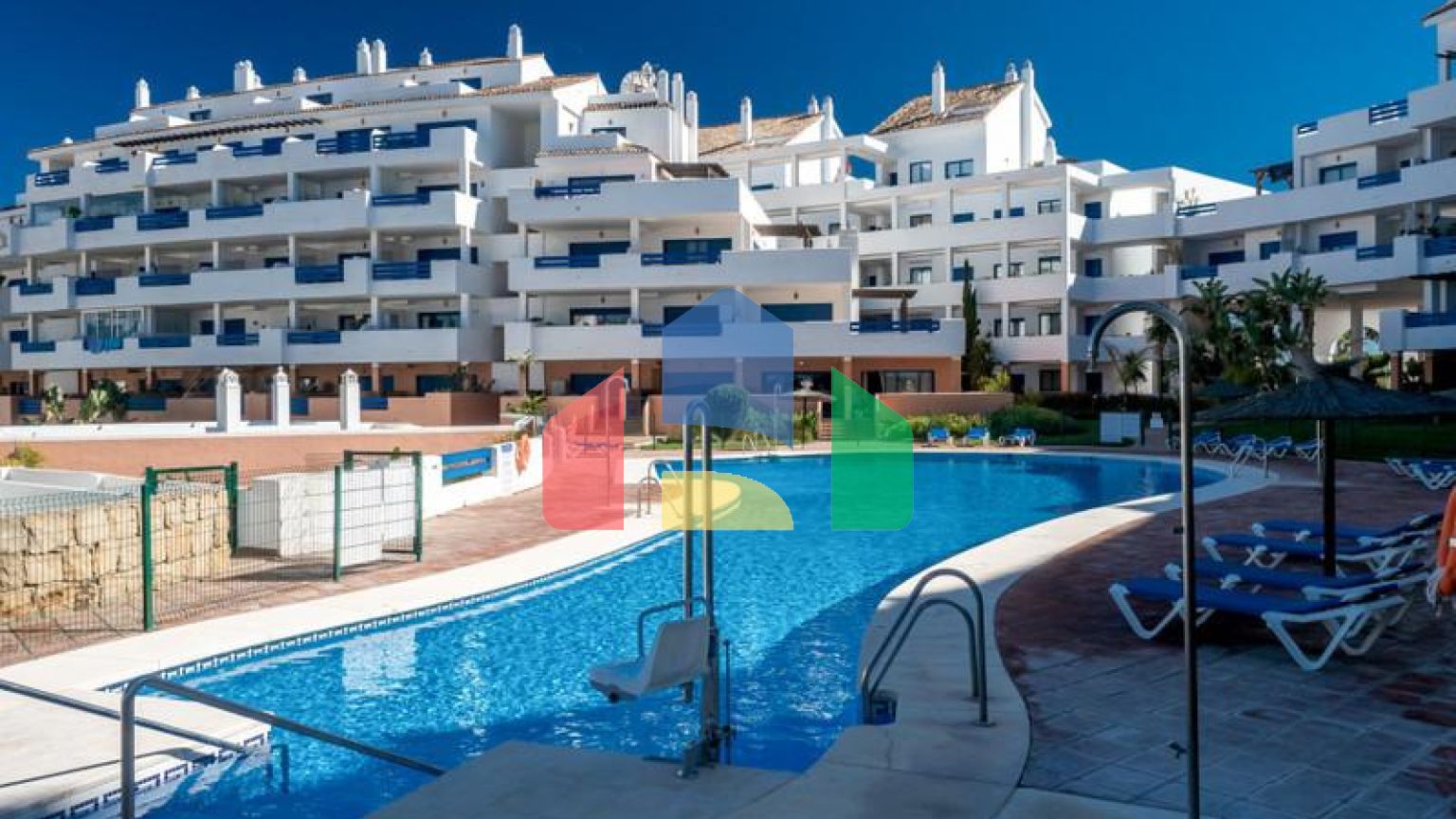 Стильный двухуровневый пентхаус с панорамным видом в Duquesa Golf Gardens