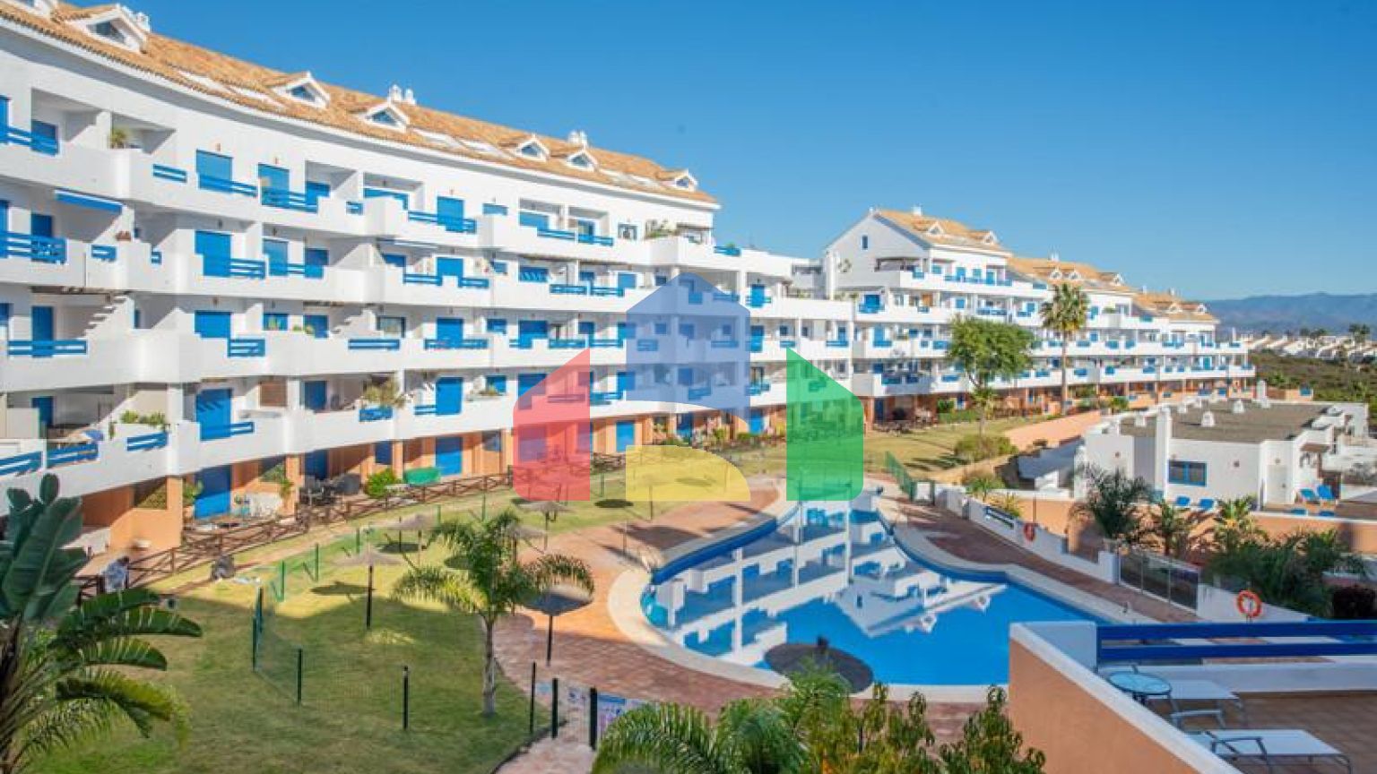 Стильный двухуровневый пентхаус с панорамным видом в Duquesa Golf Gardens