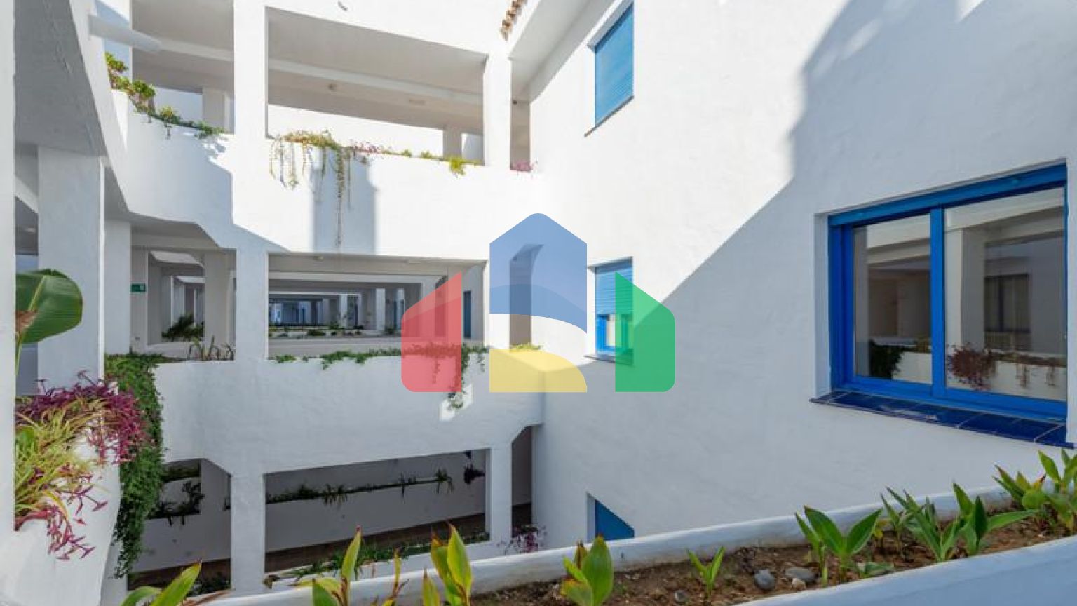 Стильный двухуровневый пентхаус с панорамным видом в Duquesa Golf Gardens