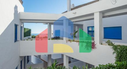 Стильный двухуровневый пентхаус с панорамным видом в Duquesa Golf Gardens