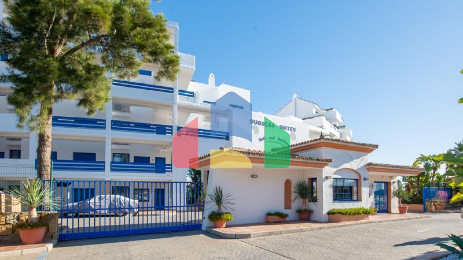 Стильный двухуровневый пентхаус с панорамным видом в Duquesa Golf Gardens