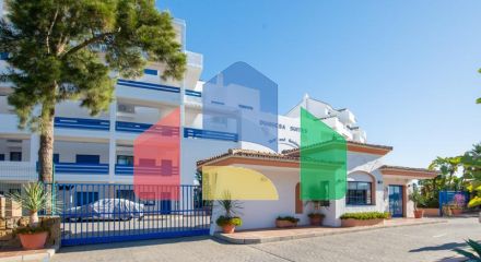 Стильный двухуровневый пентхаус с панорамным видом в Duquesa Golf Gardens