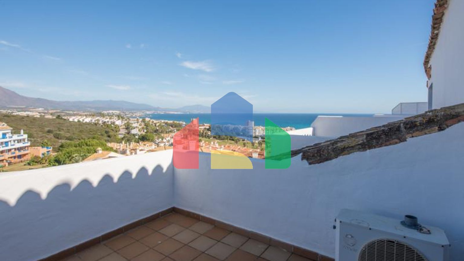 Стильный двухуровневый пентхаус с панорамным видом в Duquesa Golf Gardens