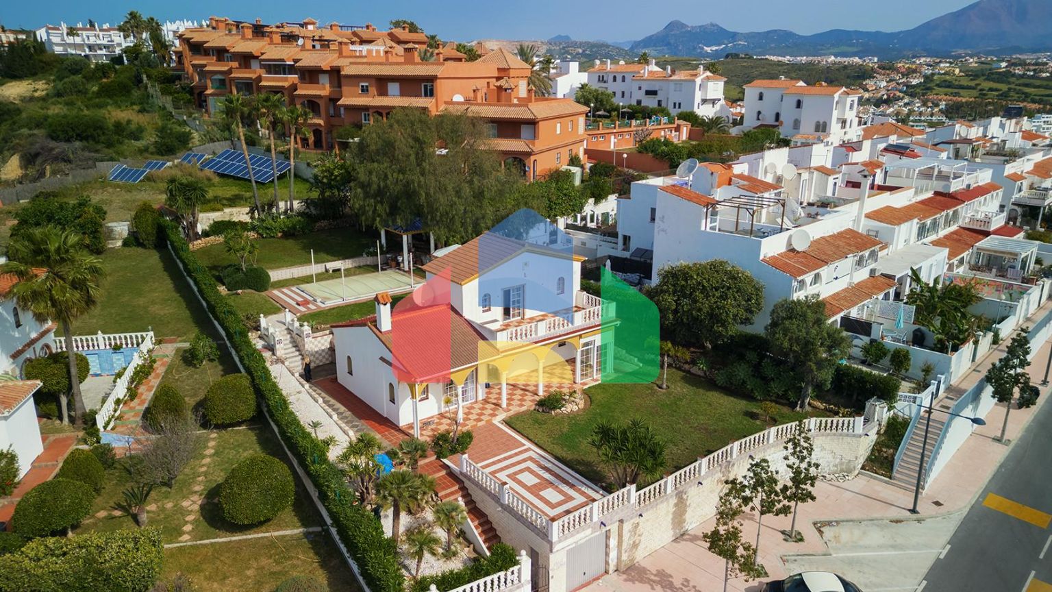 Очаровательная вилла в андалузском стиле с видом на море