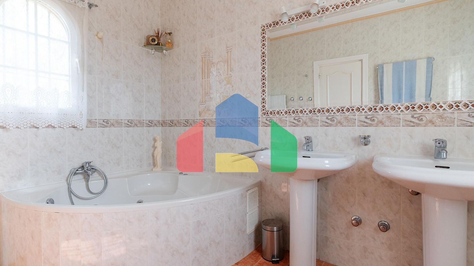 Очаровательная вилла в андалузском стиле с видом на море