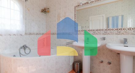 Очаровательная вилла в андалузском стиле с видом на море