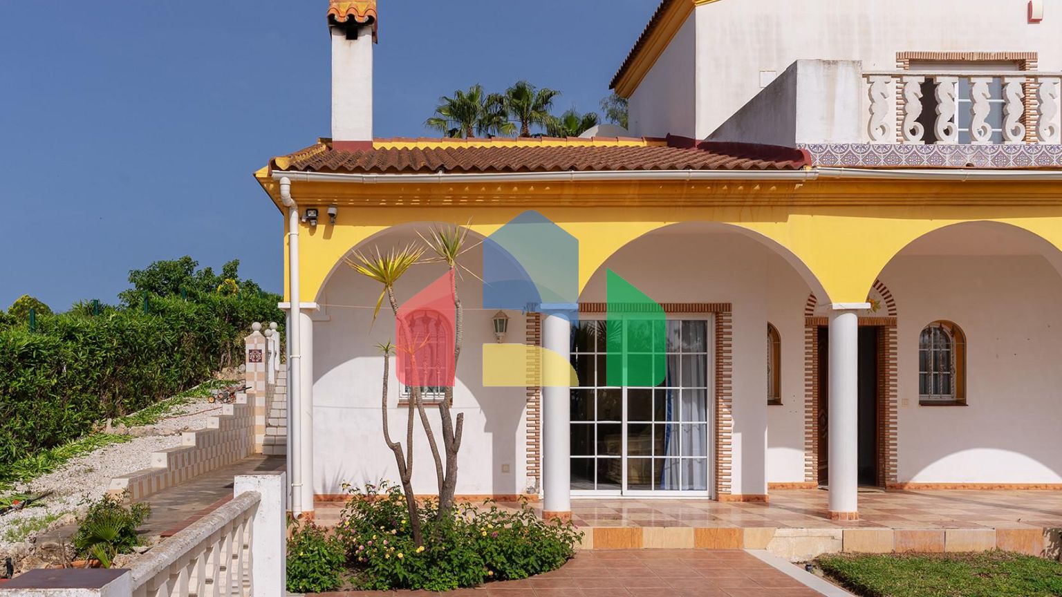 Очаровательная вилла в андалузском стиле с видом на море